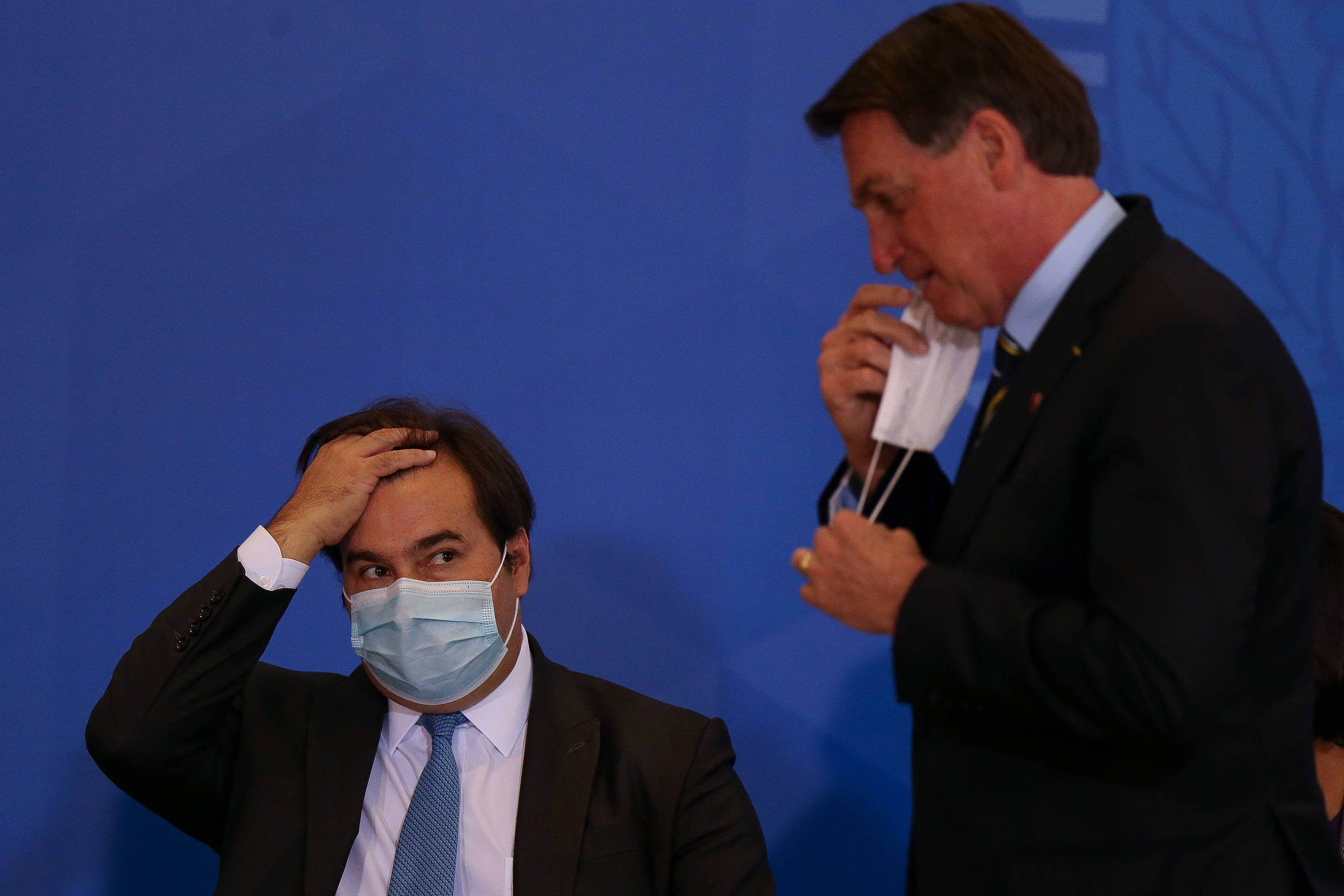 Bolsonaro omite que governo não quis 13º do Bolsa Família e culpa Maia, que chama presidente de mentiroso
